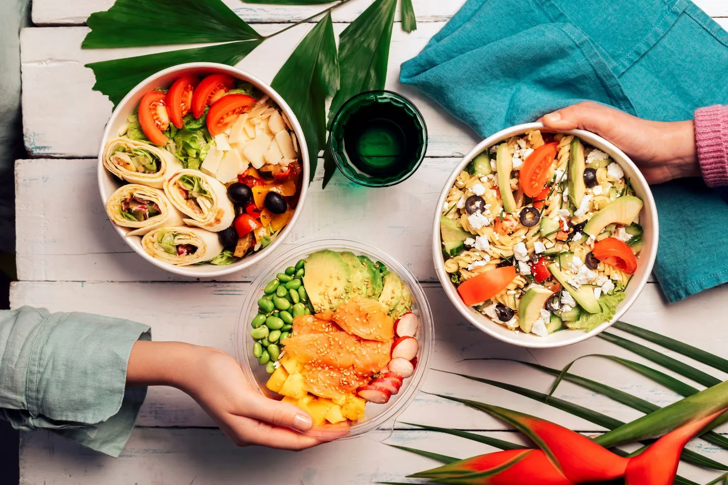 Tre färska bowls och wraps från greenbowl, sedda uppifrån